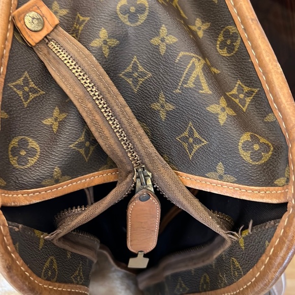 Louis Vuitton Travel Bag. - Picture 6 of 12